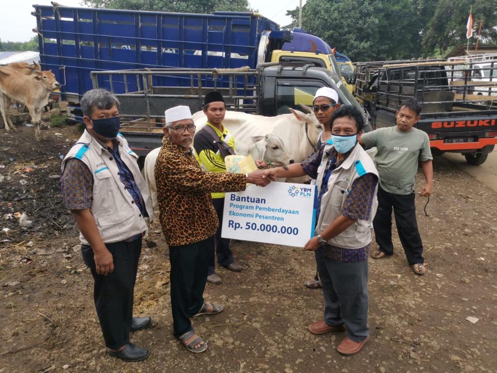 Ace Kartiwan kanan simbolis menyerahkan bantuan hewan ternak ke pengurus pesantren