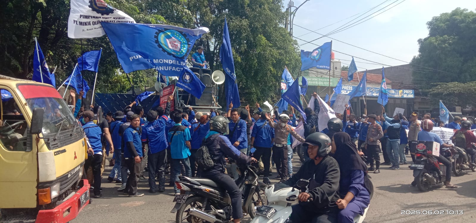Elemen Buruh Bekasi Menggelar Demo di PT.Nirwana Lestari di Narogong Kota Bekasi