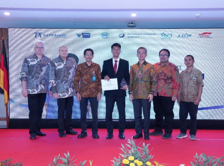 Foto bersama usai proses penyerahan sertifikat salah satu peserta