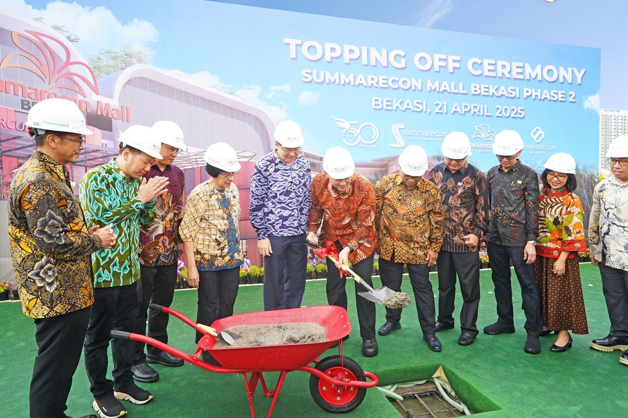 Jajaran Komisaris dan Direksi PT Summarecon Agung Tbk Gelar Seremoni Tutup Atap SMB II